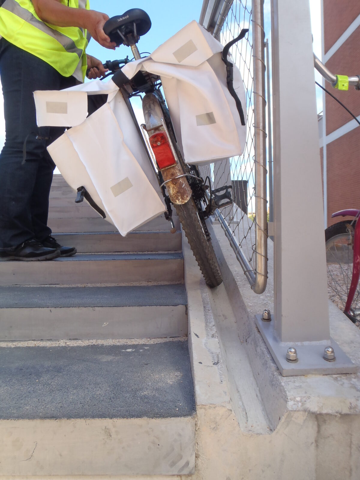 La Passerelle de la Têt : accès mal conçu pour les vélos