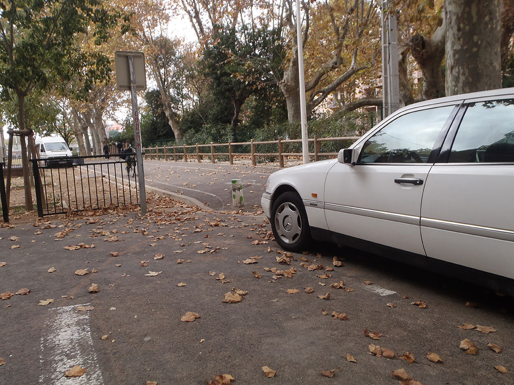 Bornes antistationnement mal placées