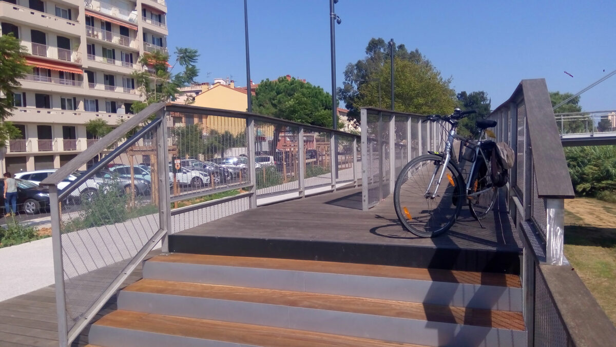 Passerelle : « et ça continue encore et encore »