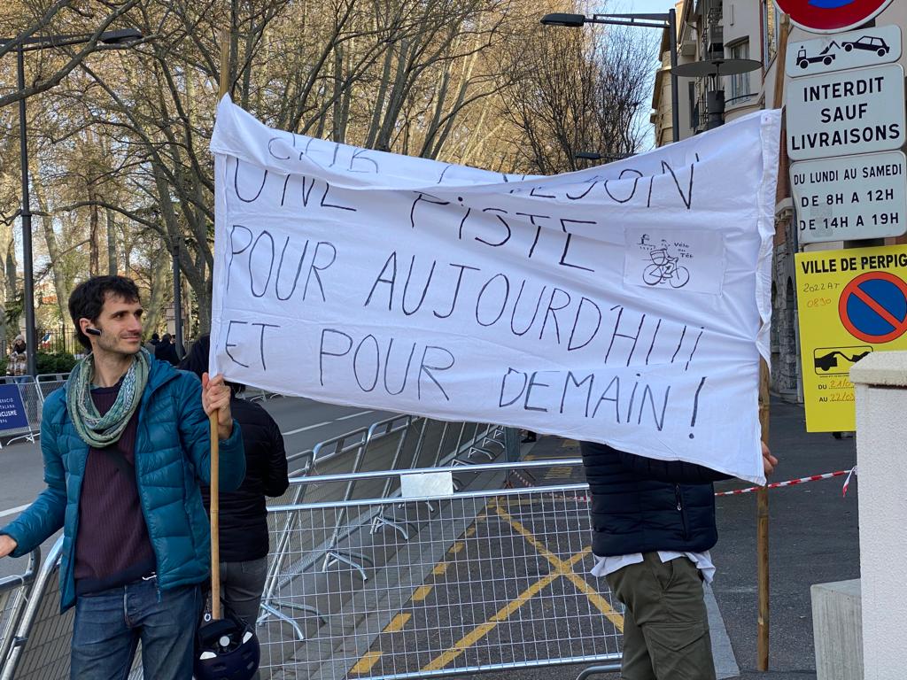 La banderole a fait une pause au moment de la photo...